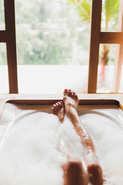 Pernas Mulher Espuma Banho Desfrutando Relaxando Quarto Hotel Spa Com — Fotografia de Stock