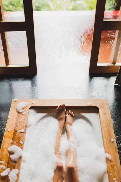 Frauenbeine Badeschaum Genießen Und Entspannen Wellness Hotelzimmer Mit Blick Durchs — Stockfoto