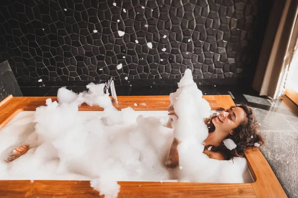 Happy Woman Playing Foam Big Bath Wooden Edge Relaxation Spa — Stock Photo, Image