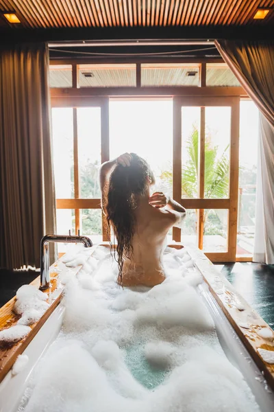 Slim Beautiful Girl Enjoying Bath Full Foam Enjoying Hotel Spa — Stock Photo, Image