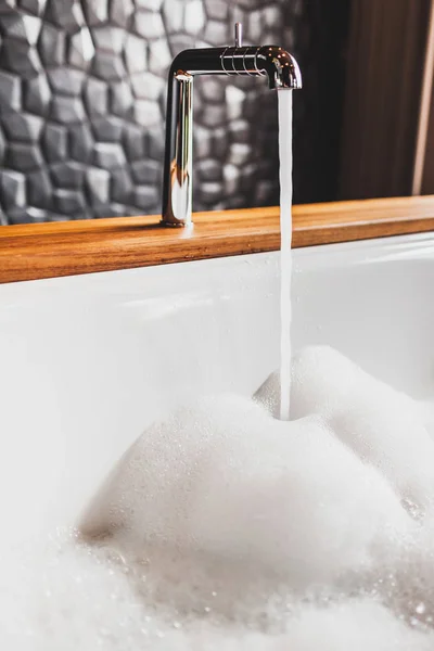 Water Filling Bath Foam Modern Style Bathroom Wooden Edge Black — Stock Photo, Image
