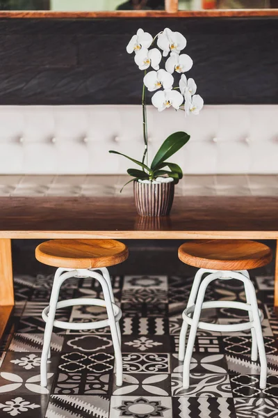 Mobili Moderni Legno Caffè Sul Pavimento Con Piastrelle Ornamento Bianco — Foto Stock