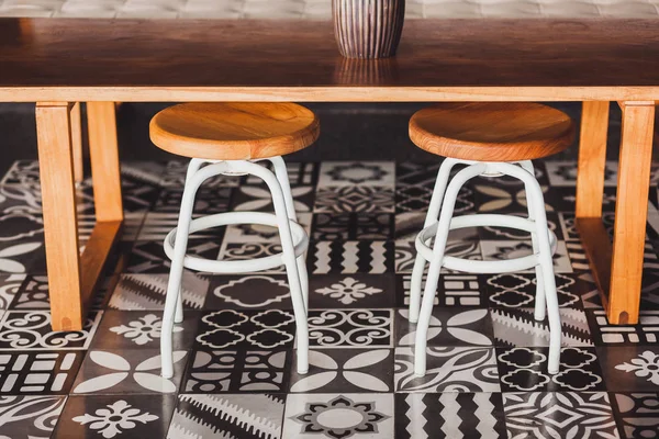 黒と白の飾りとフロアのカフェでモダンな木製家具を並べて表示します つの椅子 テーブル ソファー — ストック写真