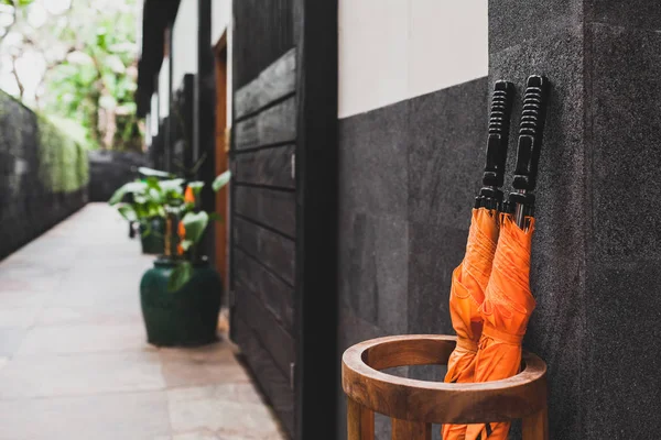两个橙色雨伞在木篮外的房间酒店 度假村服务 — 图库照片