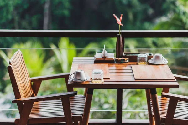 Mesa Madera Vacía Jardín Preparándose Para Desayuno — Foto de Stock