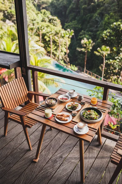 Tabell Med Serveras Frukost Trä Terrass Med Pool Och Djungeln — Stockfoto