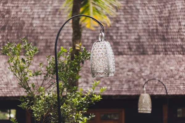巴厘岛热带花园里美丽的路灯 金属和银色彩色 锻造和手工制作 — 图库照片