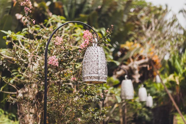 Bali tropikal bahçe içinde güzel sokak fenerler. Metal ve gümüş renkli, sahte ve el yapımı