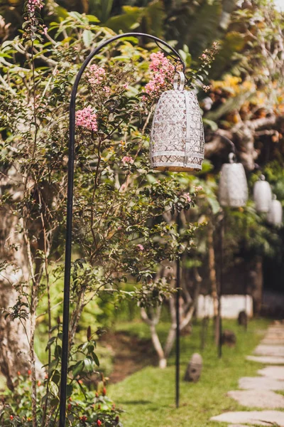 Bali tropikal bahçe içinde güzel sokak fenerler. Metal ve gümüş renkli, sahte ve el yapımı