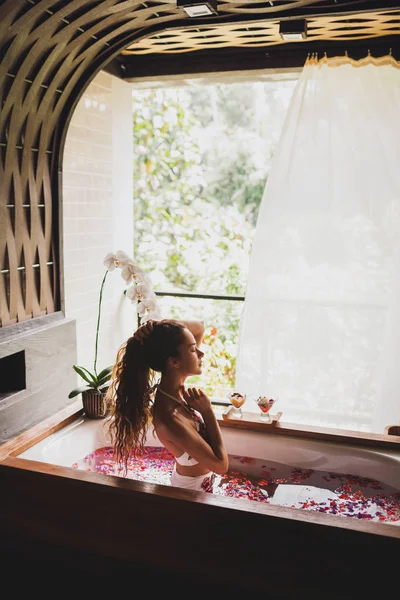 Woman Long Black Hair Relaxing Bathroom Hotel Spa Flower Bath — Stock Photo, Image