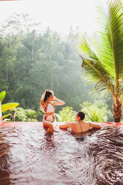 Mladý Pár Relaxaci Luxusní Soukromý Nekonečný Bazén Úžasnou Džungle Pohled — Stock fotografie