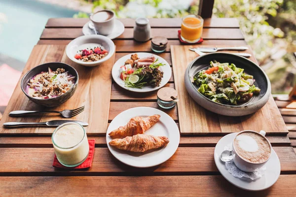 Café Manhã Para Dois Mesa Madeira Croissants Salada Fresca Suco — Fotografia de Stock