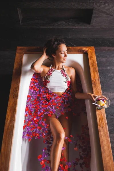 Young Girl Lying White Bath Flowers View Room Dark Wooden — Stock Photo, Image
