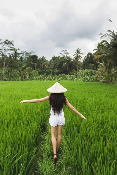 Visão Traseira Mulher Feliz Andando Campos Arroz Com Chapéu Palha — Fotografia de Stock