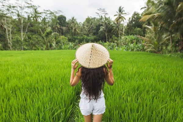 Брюнетка Европейка Позирует Рисовых Полях Традиционной Балийской Соломенной Шляпе — стоковое фото