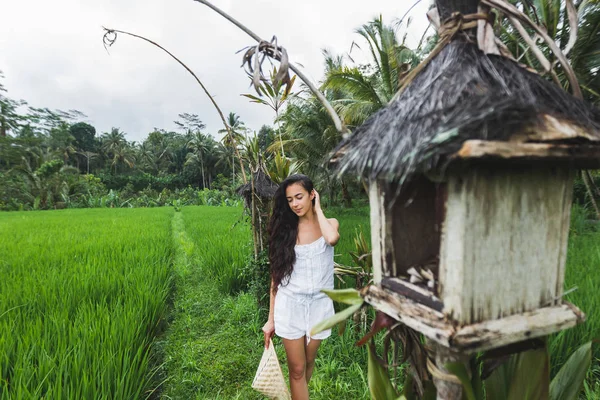 Брюнетка Европы Гуляющая Рисовым Полям Традиционной Балийской Соломенной Шляпе Убуде — стоковое фото
