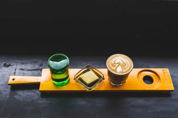 Необычное Подача Кофе Кафе Капучино Вода Печенье Желтом Деревянном Стенде — стоковое фото