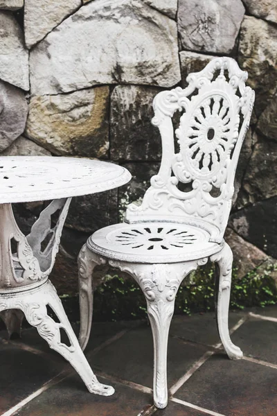 Старі Старовинні Білі Меблі Зовні Кафе Ручної Роботи Різьблений Французький — стокове фото