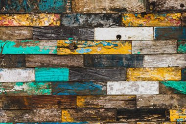 Farklı çok renkli panoları ile ahşap duvar.