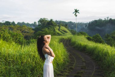 Vaktinizi ve sanatçılar, Ubud, Bali Campuhan Ridge seviyeden poz genç kadın.