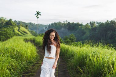 Vaktinizi ve sanatçılar, Ubud, Bali Campuhan Ridge seviyeden poz genç kadın.