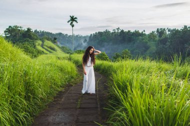 Campuhan Ridge Way sanatçıların, Bali, Ubud poz uzun kıvırcık saçlı kadın.