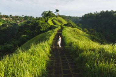 Campuhan Ridge sanatçılar, Ubud, Bali yolda yürüyen genç kadın.