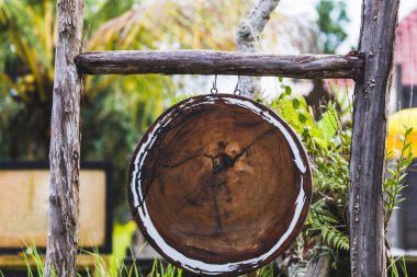 Yuvarlak ahşap asılı işareti metin, işaret, logo için boş yer ile Yönetim Kurulu.