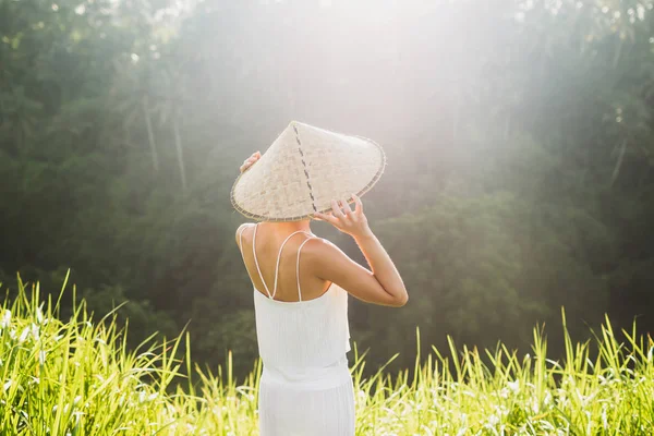 Ritratto Giovane Donna Asiatica Tradizionale Cappello Paglia Balinese — Foto Stock