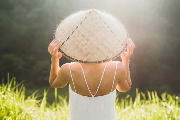 Vista Vicino Della Giovane Donna Asiatica Nel Tradizionale Cappello Paglia — Foto Stock