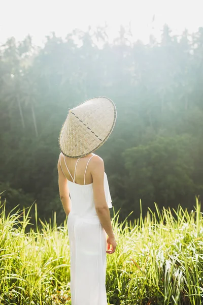 Ritratto Giovane Donna Asiatica Tradizionale Cappello Paglia Balinese — Foto Stock