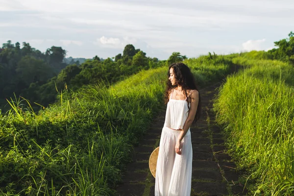 Campuhan Ridge sanatçılar, Ubud, Bali yolda yürürken beyaz elbiseli Genç kadın portresi.