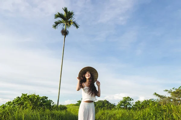 Молодая Счастливая Женщина Белом Платье Традиционной Азиатской Соломенной Шляпе Заднем — стоковое фото