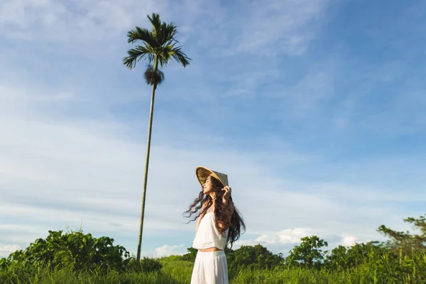 Тропический Портрет Молодой Счастливой Женщины Белом Платье Традиционная Азиатская Соломенная — стоковое фото