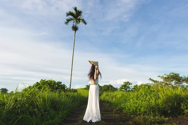 Retrato Tropical Jovem Mulher Feliz Vestido Branco Tradicional Asiático Chapéu — Fotografia de Stock