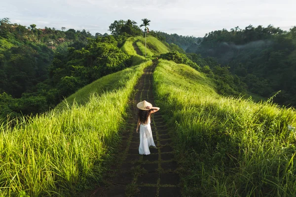 Visão Traseira Mulher Andando Campuhan Ridge Maneira Artistas Bali Ubud — Fotografia de Stock