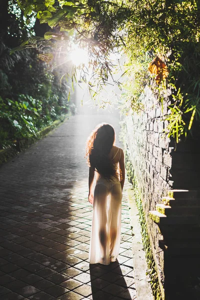 Молодая Стройная Женщина Ходит Старой Улице Утренних Солнечных Лучах Удивительной — стоковое фото