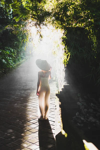 Joven Mujer Delgada Caminando Por Vieja Calle Los Rayos Del — Foto de Stock