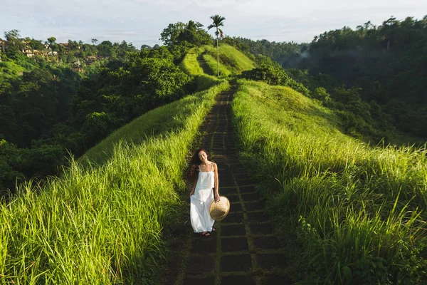 Jovem Mulher Andando Campuhan Ridge Maneira Artistas Ubud Bali — Fotografia de Stock