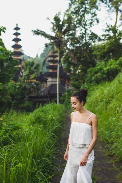 Mulher Bonita Romper Branco Andando Campos Arroz Ubud — Fotografia de Stock