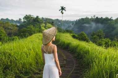 Campuhan Ridge sanatçılar, Ubud, Bali yolda yürüyen genç güzel kadın. Ccalm güneşli sabah.