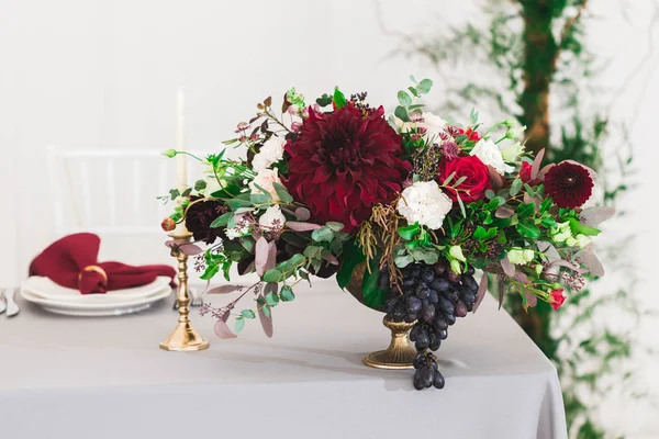 Váza Friss Piros Boros Színes Virágok Esküvői Asztal Zár Megjelöl — Stock Fotó