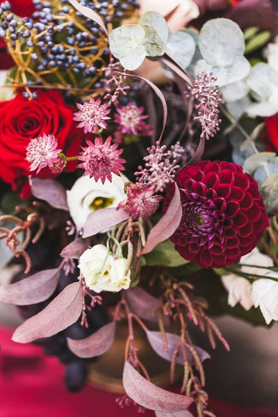 赤ほのかの新鮮な色の花で装飾結婚式のクローズ アップ — ストック写真