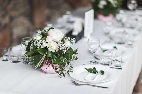 Witte Bruiloft Tabel Versierd Met Groene Bloemen Regeling Van Roze — Stockfoto