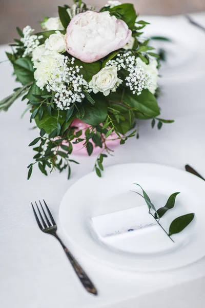 Bílá Svatební Stůl Zdobí Zelené Květy Uspořádání Růžová Pivoňka Květiny — Stock fotografie