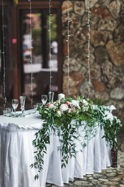 白色婚礼桌饰以绿花插花粉红色牡丹花和餐具 乡村风格 — 图库照片