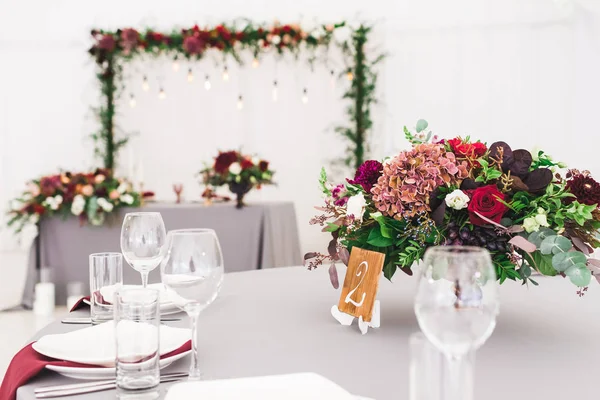 Bruiloft Tabellen Versierd Met Rode Bloemen Boeketten Grijze Tafelkleden Met — Stockfoto