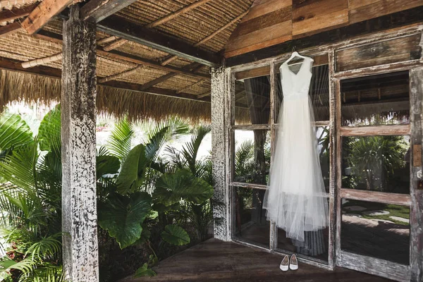 Vestido Noiva Branco Pendurado Terraço Casa Rústica Madeira Jardim — Fotografia de Stock