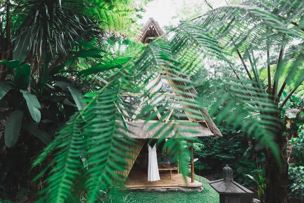 Weißes Hochzeitskleid Hängt Auf Der Terrasse Eines Rustikalen Holzhauses Garten — Stockfoto