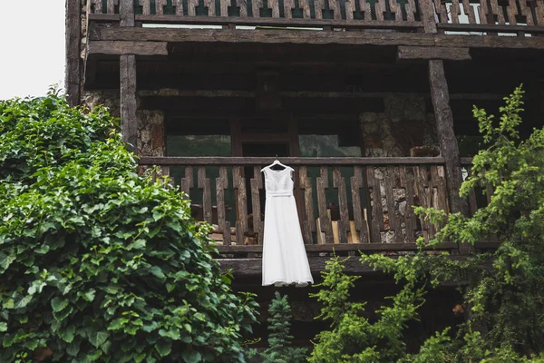 庭で素朴な木造のテラスに掛かっている白いウェディング ドレス — ストック写真